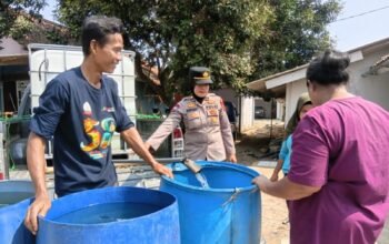 Polwan Polsek Purwakarta Kota Salurkan Air Bersih Untuk Warga Terdampak Kemarau