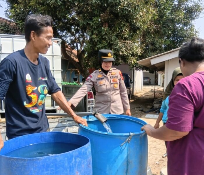Polwan Polsek Purwakarta Kota Salurkan Air Bersih Untuk Warga Terdampak Kemarau