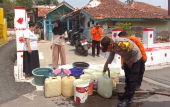 Polsek Jatiluhur Bersama BNPB Salurkan Air Bersih Untuk Warga Desa Cisalada