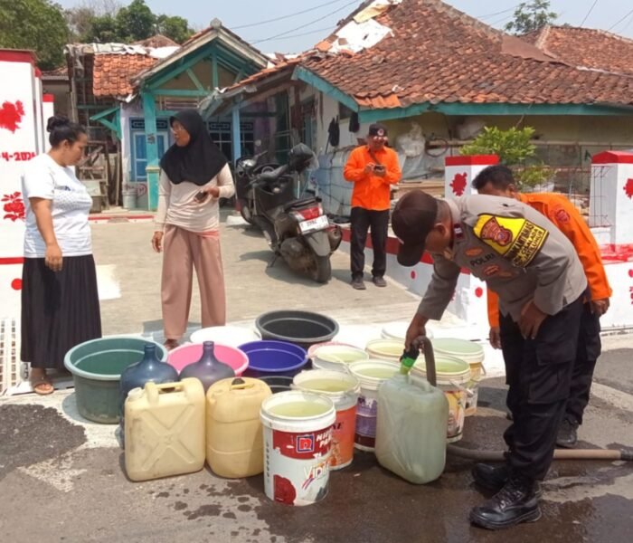 Polsek Jatiluhur Bersama BNPB Salurkan Air Bersih Untuk Warga Desa Cisalada
