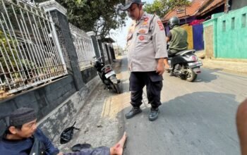 Di Tengah Penyaluran Air Bersih, Kanit Dalmas Polres Purwakarta Sigap Bantu Korban Kecelakaan