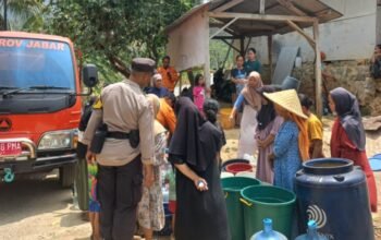Bantu Warga Hadapi Kemarau Panjang, Polsek Sukatani Bersama BPBD Salurkan Air Bersih