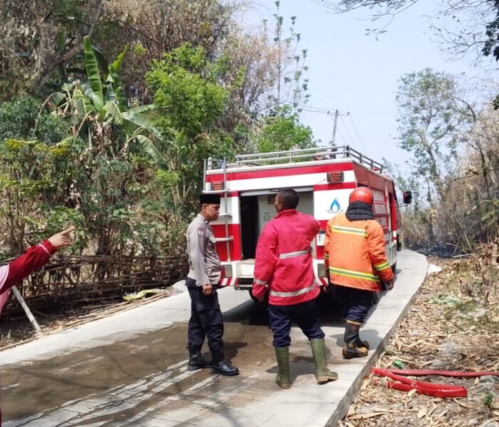 Bhabinkamtibmas Hadir di Lokasi Kebakaran Lahan Bambu di Jatiluhur