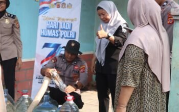 Peringati 75 Tahun Humas Polri, Sihumas Polres Purwakarta Salurkan Air Bersih Bagi Warga Terdampak Kemarau