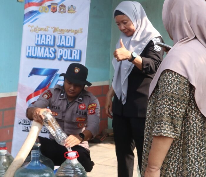 Peringati 75 Tahun Humas Polri, Sihumas Polres Purwakarta Salurkan Air Bersih Bagi Warga Terdampak Kemarau