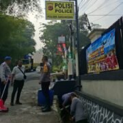 Dukung Green Policing, Polsek Darangdan Bersihkan Halaman Mako dan Saluran Air