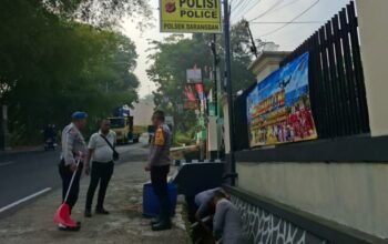 Dukung Green Policing, Polsek Darangdan Bersihkan Halaman Mako dan Saluran Air