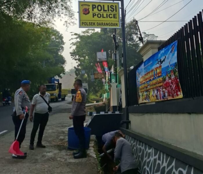 Dukung Green Policing, Polsek Darangdan Bersihkan Halaman Mako dan Saluran Air