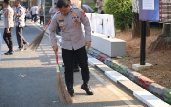 Wakapolres Purwakarta Pimpin Jumat Bersih, Dukung Green Policing Untuk Lingkungan Pelayanan yang Nyaman
