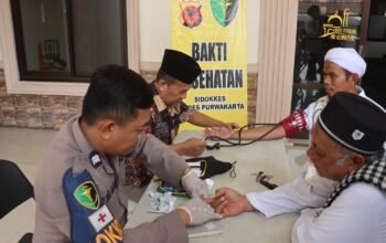 Dokkes Polres Purwakarta Berikan Pemeriksaan Kesehatan Gratis kepada Jemaah Sebelum Salat Jumat