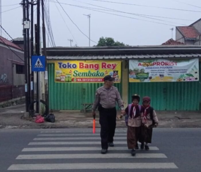 Berangkat Sekolah Disambut Polisi, Pulang Membawa Cerita!