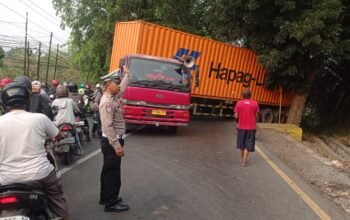 Kontainer Melintang di Jembatan Ciherang, Polsek Campaka Bergerak Atur Lalu Lintas Hingga Evakuasi Kendaraan