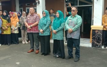 Kepala Desa Pawenag H. Hilman Nulhakim Bersama Hj. Rina Rosminar Japar Dalam Rangka Bina Wilayah PKK Kabupaten Sukabumi