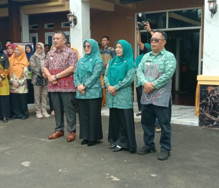 Kepala Desa Pawenag H. Hilman Nulhakim Bersama Hj. Rina Rosminar Japar Dalam Rangka Bina Wilayah PKK Kabupaten Sukabumi