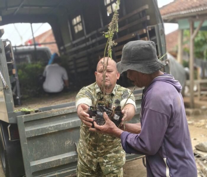 Dukung Program Unggulan Kasad Bersatu Dengan Alam, TMMD Ke-130 Kodim 0622 Kab. Sukabumi Hadirkan 500 Bibit Pohon Untuk Penghijauan