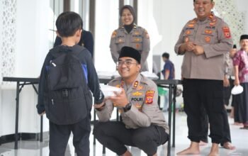 Jumat Berkah, Kapolres Purwakarta Berbagi Makanan Kepada Anak-anak, Pererat Kedekatan Dengan Masyarakat