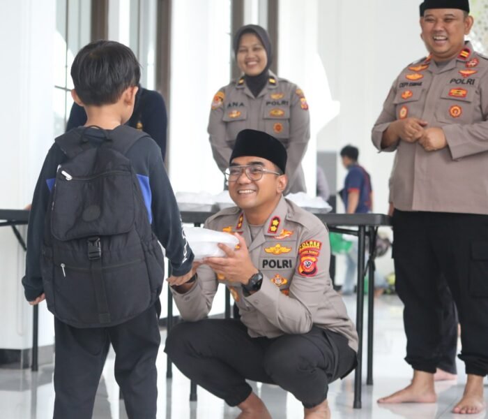 Jumat Berkah, Kapolres Purwakarta Berbagi Makanan Kepada Anak-anak, Pererat Kedekatan Dengan Masyarakat