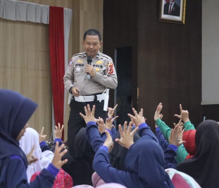 Tanamkan Kesadaran Tertib Berlalu Lintas Sejak Dini, Satlantas Polres Purwakarta Ajak Siswa SD Negeri 3 Ciseureuh Belajar Bersama
